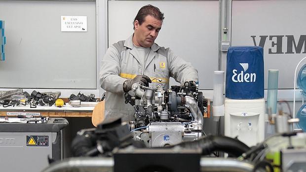Uno de los trabajadores de la fábrica de motores de Renault de Valladolid