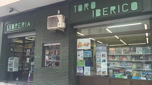 Fachada principal de la librería Toro Ibérico