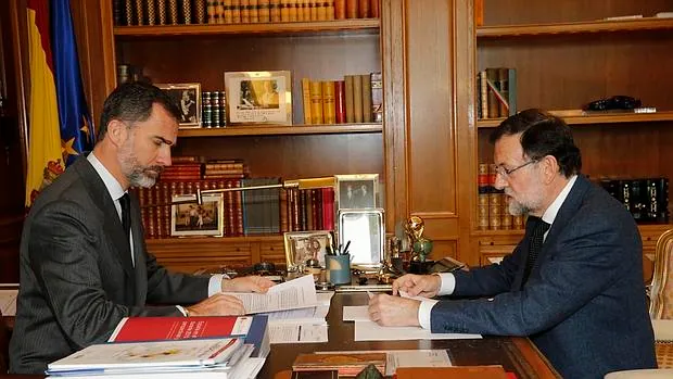 Don Felipe , en su despacho de La Zarzuela con Mariano Rajoy en una imagen de archivo