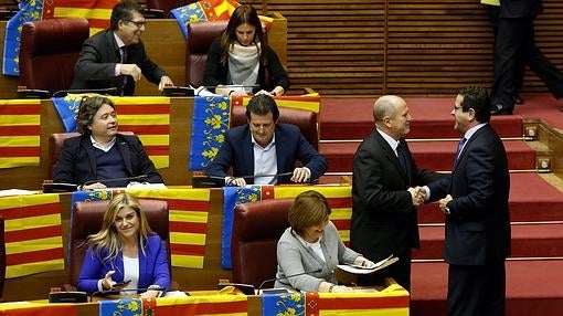 Los diputados del PP siguieron trabajando con las banderas sobre sus mesas