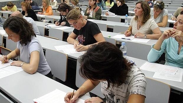 Examen para plazas de empleo público en un aula de la Universidad de Valencia