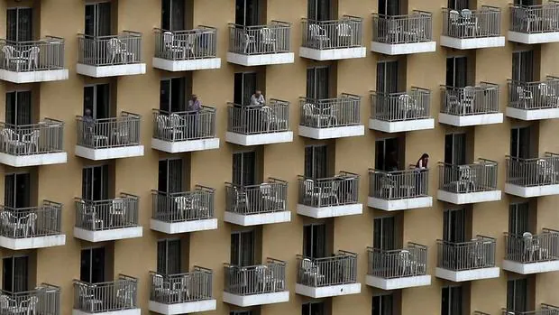 Balcones de un edificio de apartamentos turísticos en Benidorm