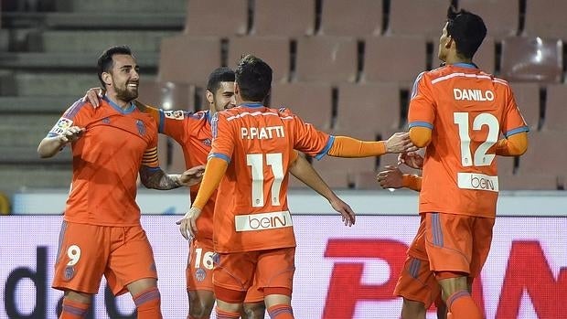 Los jugadores del Valencia celebran uno de los goles ante el Granada