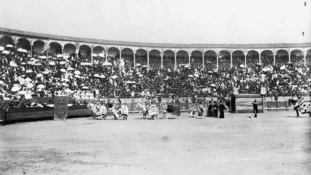 ABC publicó la primera fotografía de la plaza de toros de Toledo el 16 de marzo de 1907. Ni siquiera se trata de un espectáculo taurino, sino que muestra el desfile del torneo de la Academia de Infantería