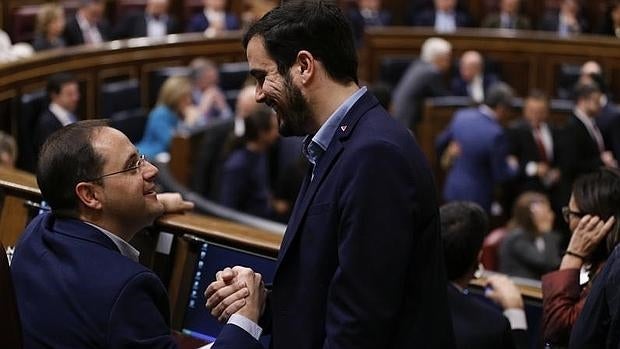 Alberto Garzón y César Luena, en la sesión constituyente del Congreso de los Diputados