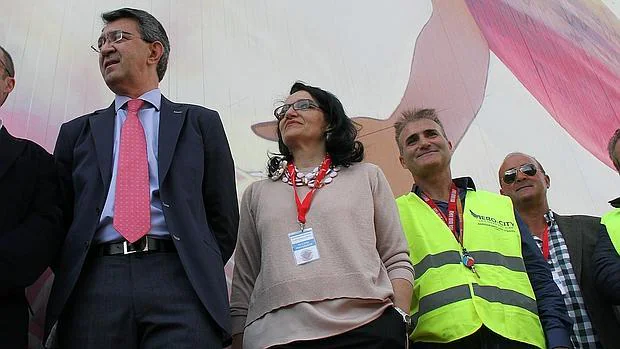EL empresario bañezano Rogelio Fernández vestido de chaleco, durante la inauguración del aeródromo de Pajares de Oteros
