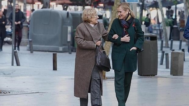 Manuela Carmena y Cristina Cifuentes, en la plaza del Ángel de Madrid, tras comer juntas