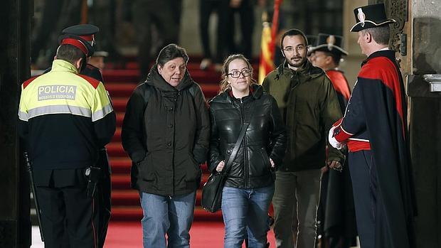 Los diputados de la CUP, Gabriela Serra (i), Eulàlia Reguant (c), y Albert Botran (d), tras el acto de toma de posesión del presidente catalán