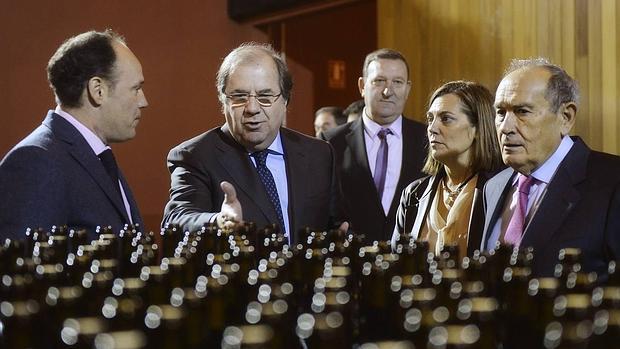 Carlos Villas, Juan Vicente Herrera, Milagros Marcos y Edmundo Bayón, en la bodega de Protos de La Seca