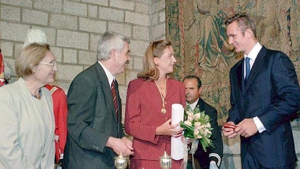 La Infanta Cristina, en 1997, durante a firma de la infanta en el libro de honor de la ciudad