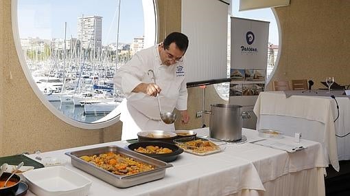 Uno de los cocineros del simposio