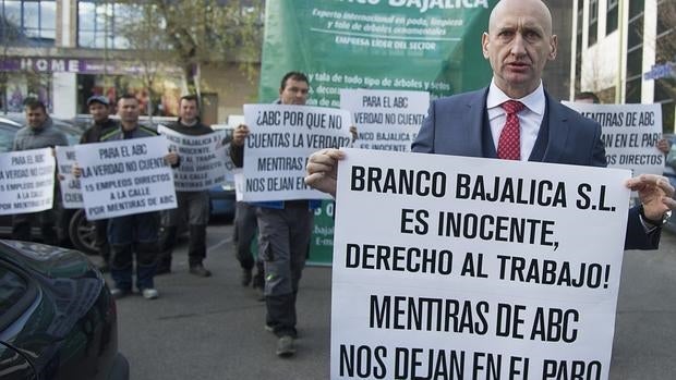 Branislav Bajalica, «Branco», el segundo día de juicio, el 2 de diciembre, con pancartas a su favor