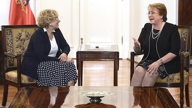 La alcaldesa de Madrid, Manuela Carmena, junto a la presidenta de Chile, Michelle Bachelet