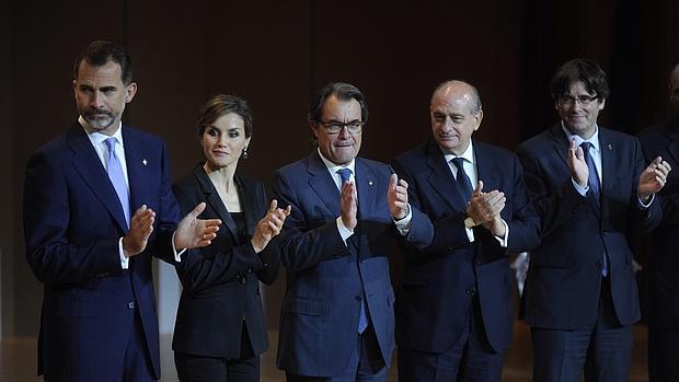 Los Reyes, junto a Artur Mas, Carles Puigdemont y Jorge Fernández Díaz, el pasado mes de junio en Gerona