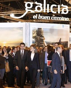 La Reina Letizia acompañada del ministro José Manuel Soria visitan el stand gallego