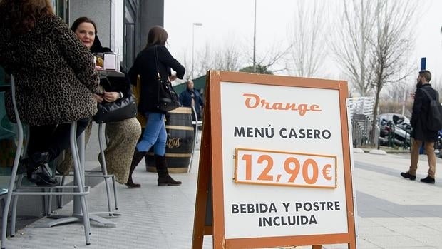 Cartel con el precio de la comida en un restaurante cerca de Ifema