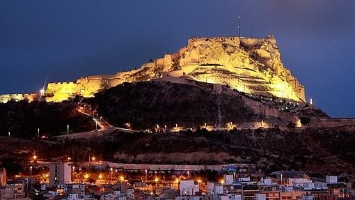 Vista nocturna del Castillo de Santa Bárbara