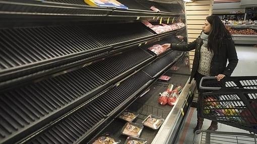 Clientes se abastecen ara prepararse ante la proximidad de la tormenta de nieve Jonas, en Alexandría, Virginia (EE.UU.)