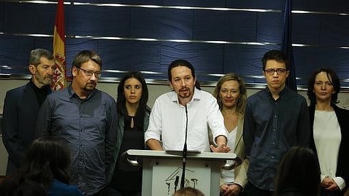 Pablo Iglesias y su equipo tras el encuentro mantenido con el Rey Felipe VI