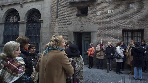 Un grupo de personas hace cola a las puertas de las Trinitarias para realizar la visita guida