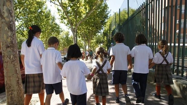 Escolares acuden a clase en un colegio concertado de Madrid