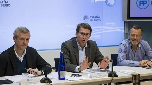 Alfonso Rueda, Alberto Núñez Feijóo y Agustín Hernández, en la sede del PPdeG
