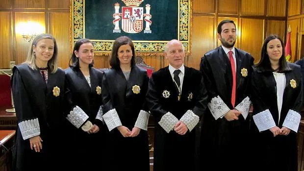 El presidente del TSJCM, Vicente Rouco, con los nuevos cinco magistrados