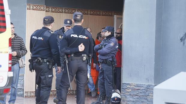 Imagen del dispositivo policial frente a la vivienda donde se han producido los hechos