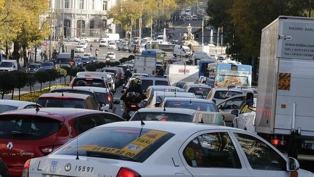 Una fila de coches transita por la calle Alcalá en dirección a la plaza de Cibeles