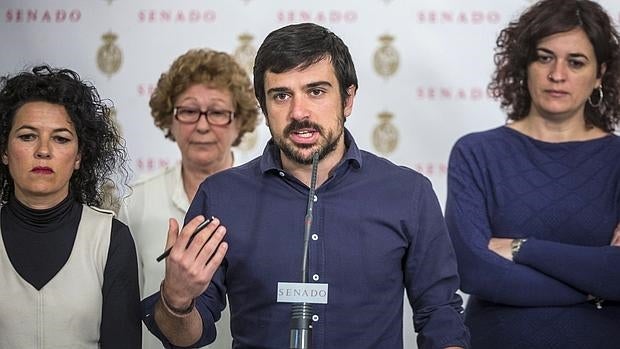 Ramón Espinar, portavoz de Podemos en el Senado, junto a otros senadores de su grupo