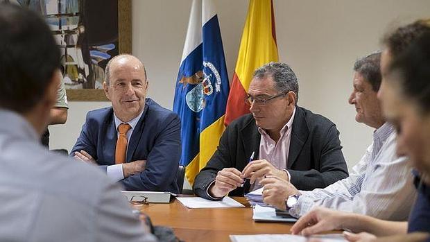 Pedro Ortega (i.), renunido este martes con los trabajadores del ITC