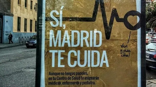 Uno de los carteles que ha puesto el Ayuntamiento de Madrid en las marquesinas de Madrid