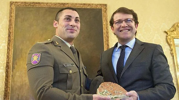 El alcalde de Salamanca, Alfonso Fernández Mañueco, recibe a Juan José Iglesias (I), soldado salmantino al que se le entregará la Medalla al Mérito