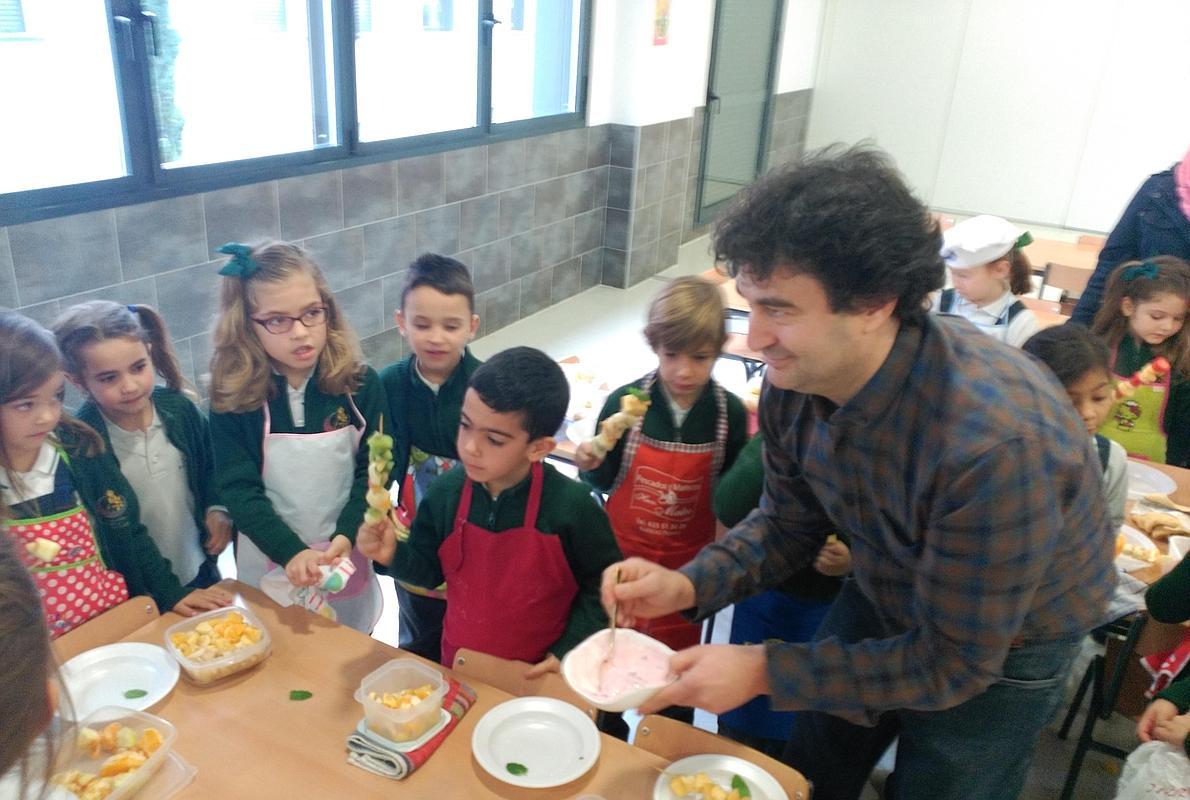 Los alumnos han aprendido a elaborar una brocheta de frutas