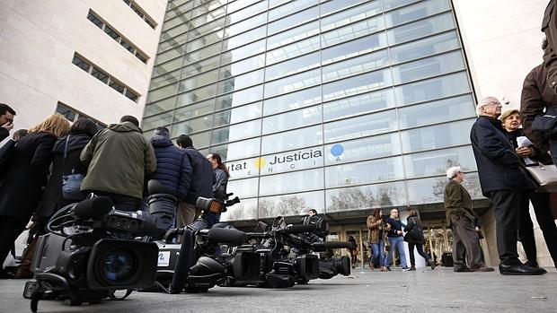 Imagen de los profesionales de los medios frente a la Ciudad de la Justicia de Valencia tomada este miércoles