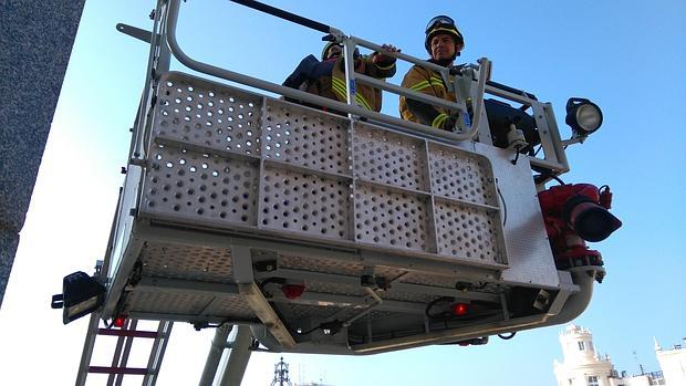 Imagen de dos bomberos tomada este miércoles en plena tarea