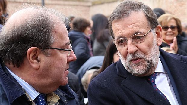 Herrera y Rajoy, durante la visita de este último a Olmedo (Valladolid), en plena campaña electoral