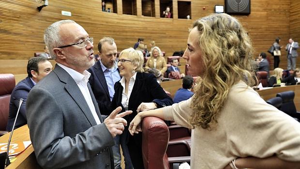 Imagen de archivo de Montiel (Podemos) y Punset (Ciudadanos), en las Cortes Valencianas