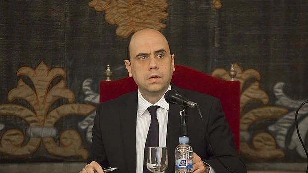 El alcalde de Alicante, Gabriel Echávarri, durante el pleno de este jueves