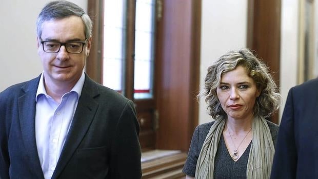 José Manuel Villegas junto a Marta Martín, portavoz adjunta del grupo parlamentario