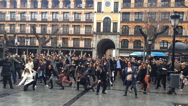 Los trabajadores de una consultora montan un «flashmob» en pleno Zocodover