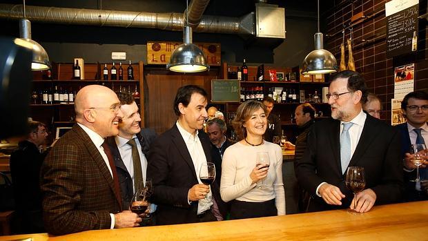 Rajoy, con Carnero, Casado, Maillo, Tejerina, Herrera y Mañueco, tomando un vino en un bar de Valladolid