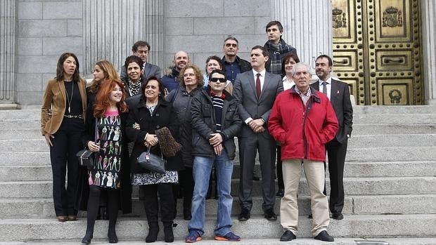 Albert Rivera y otros miembros de Ciudadanos juntoa representtantes de diferentes colectivos