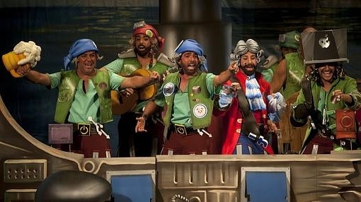 La chirigota «Los piratas informáticos», durante el Concurso Oficial de Agrupaciones Carnavalescas del Carnaval de Cádiz (COAC)