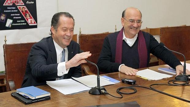 Juan Carlos Escotet, este jueves junto a Ubaldo Rueda en el Instituto Rosalía de Castro de Santiago