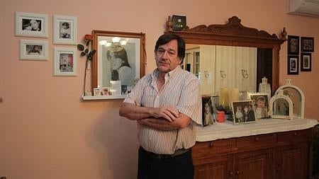 Manuel Blanco, junto al retrato de su hija, en su vivienda de Algete