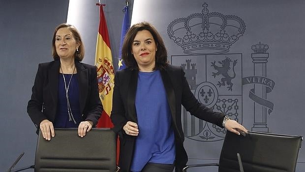 Ana Pastor y Soraya Sáenz de Santamaría, en la rueda de prensa posterior al Consejo de Ministros