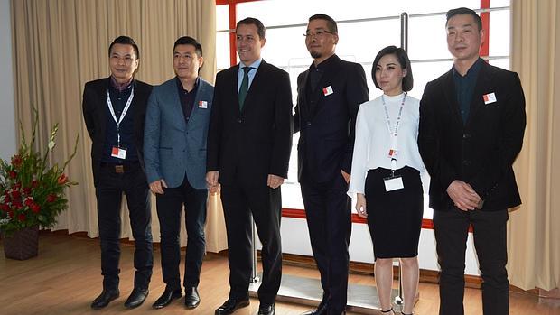 El alcalde de Seseña, Carlos Velázquez, con los representantes de la empresa china Eda Park
