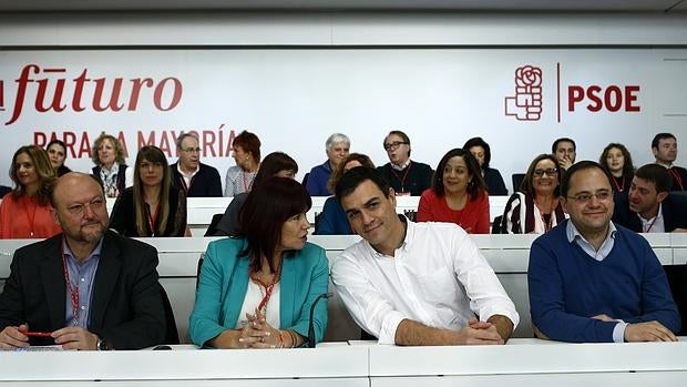 Sánchez intenta acallar a los barones consultando los pactos a la militancia