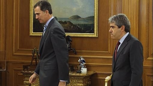 El Rey, con Francesc Homs (DiL) durante la segunda ronda de contactos para la investidura